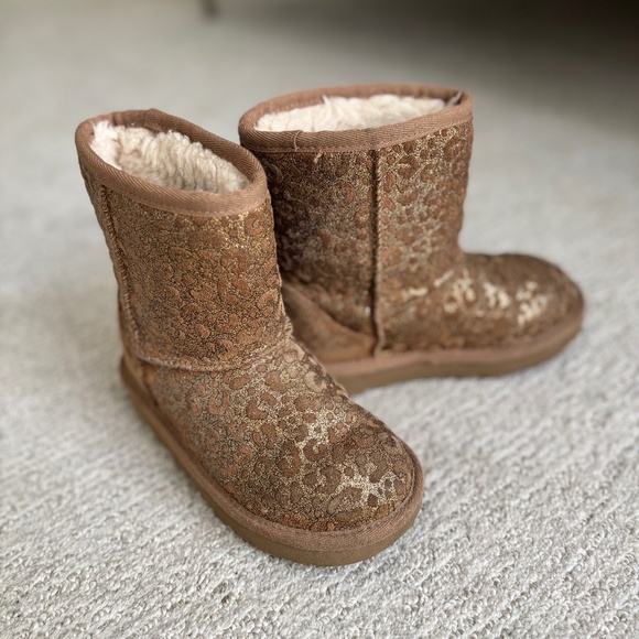 Kids Uggs - Picture 2 of 6